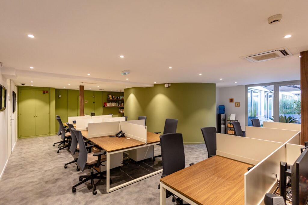 Espace de coworking Talaria, bureaux en bois et accents olive